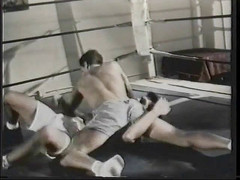 Gays Case: Caras com grandes corpos estão fazendo um jogo de luta...