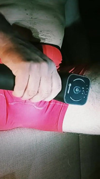 Ejaculare în chiloți! Masturbare cu un vibrator prin chiloți roșii!