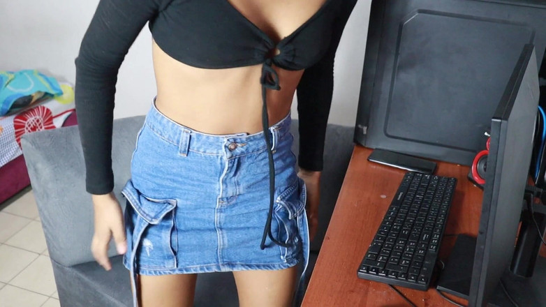 Jamesxd1010: İnternet teknisyeni wifiamı tamir etmeye geliyor ama ona onu sikmesi...