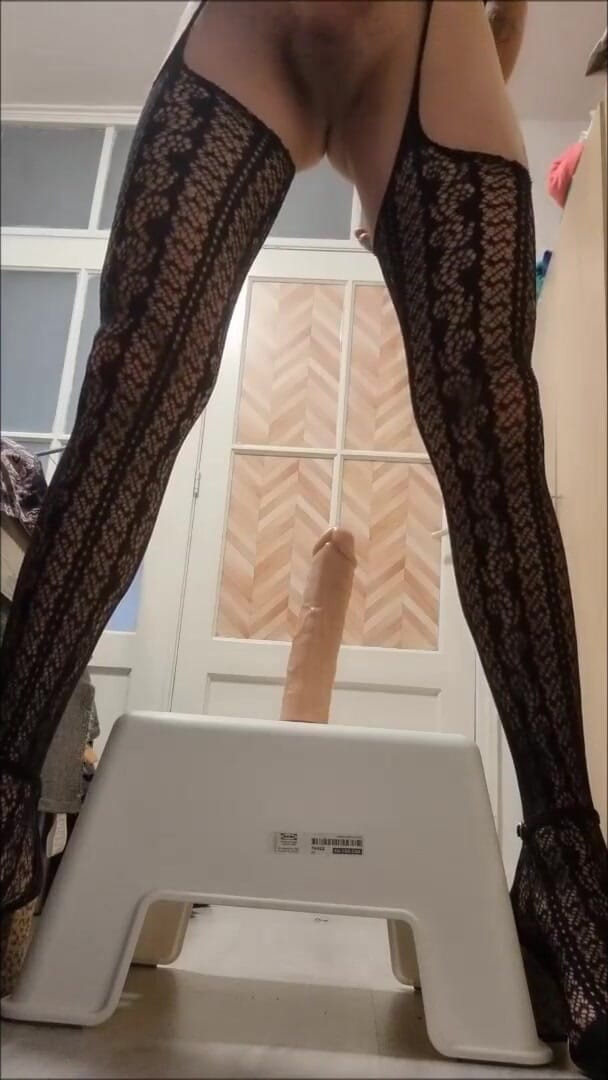 Sissy husband solo: Sissyhusband pose et chevauche 1.