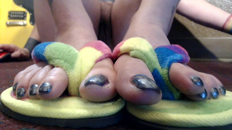 Abby Anna: Close-up teen wiebelende teenslippers naakt