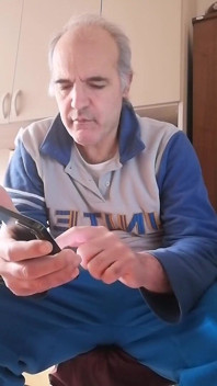 Mi-am masturbat penisul tare și mi-am băgat degetele în fundul deschis
