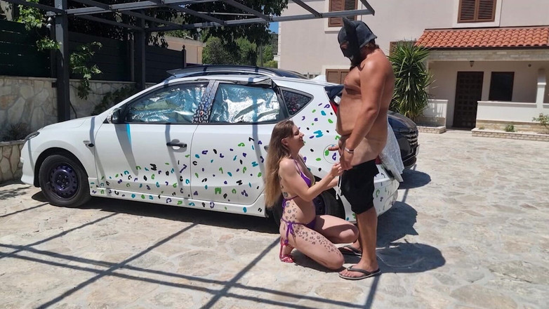 Lovekino: 巨乳のホットなブルネット美女が駐車場で素敵なフェラチオをする