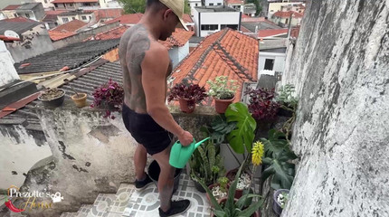 Prezottes_House: Zahradnice Missus Sabrina Prezotte Nafoukaná shemale.