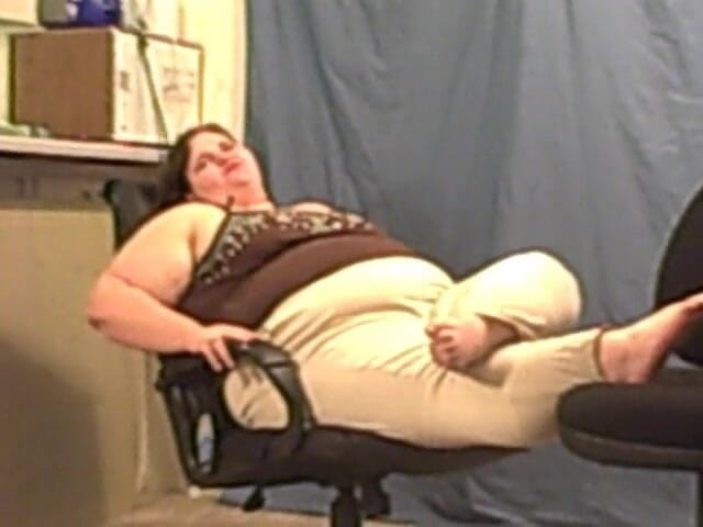 BBW nurse Vicki adventures with friends: Ssbbw Angie chewing and blowing gum for you