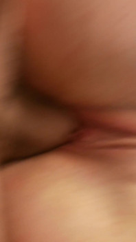 Dunkelhaarige MILf bringt einen großen schwanz zum kommen wie nie zuvor