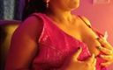 Hot desi girl: 性感热辣的印度女士打开她的衣服，展示她的裸体胸部。
