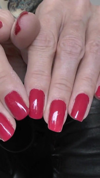 Unhas Vermelhas Clássicas, Lady Victoria Valente