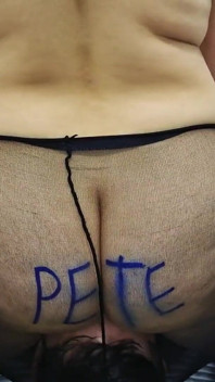 Seduto sulla sua faccia con le calze di nylon