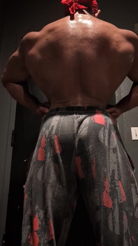 Caliente culturista musculosa posa y se flexiona desnuda