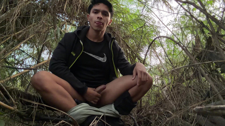 joanraay: 我非常热辣，去公园自慰