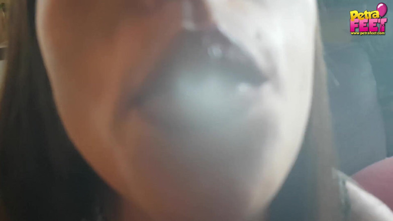 Smokin Fetish: Її красиве обличчя на камеру
