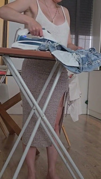 Přestaň žehlit prádlo, macechu, radši si hraj s mým penisem!
