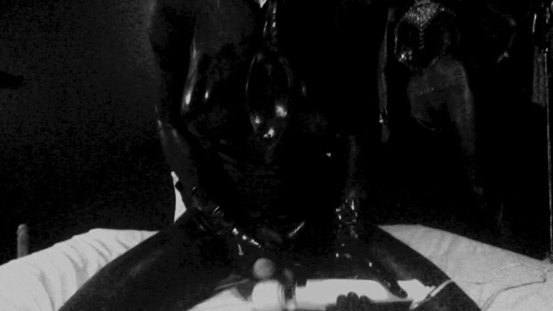 Kali Futa: Latexová masturbace s anální hůlkou