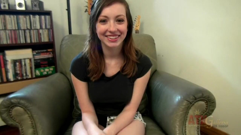 ATKIngdom Fans: Ally Evans leží a masturbuje, dokud se neudělá