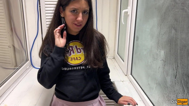 Dis Diger: Seorang awek comel di parti mencadangkan seks di balkoni semasa...