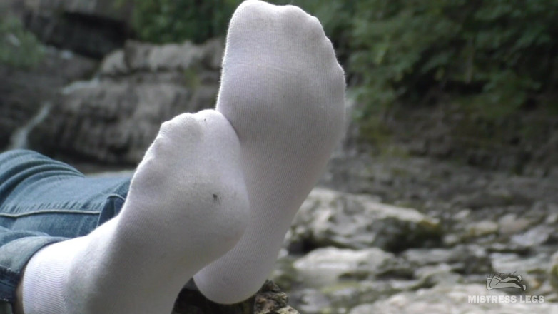 Mistress Legs: Škádlení nohou v bílých ponožkách u vodopádu