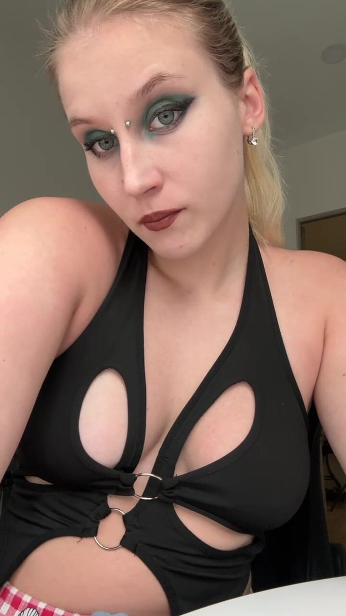 MertyXXX: Look Into My Eyes While I Smoke