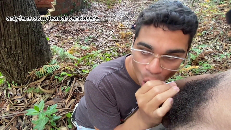 Leandro e Asafe: 森で見つけた見知らぬ人に渡す