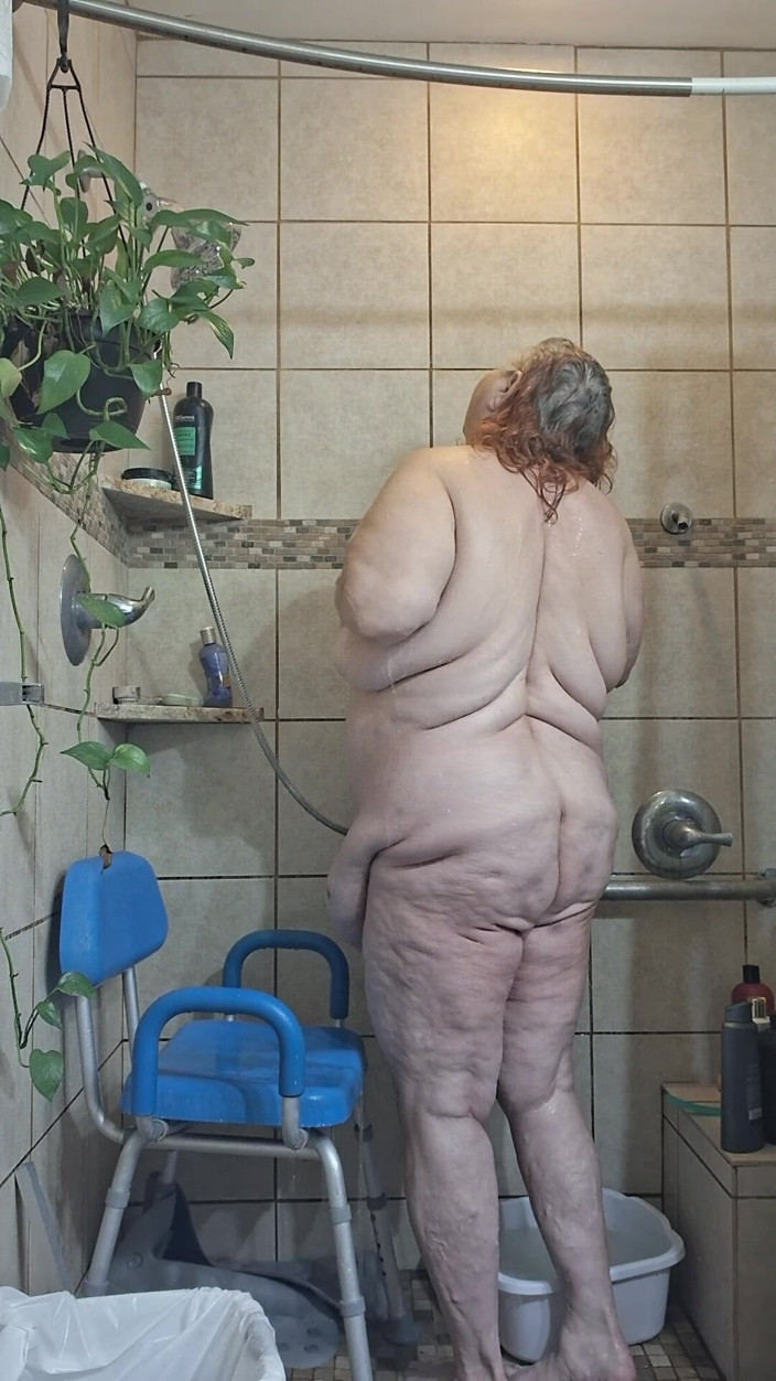 BBW nurse Vicki adventures with friends: La Grande Bella Infermiera Vicki È Tutta Sudata E Deve Fare...