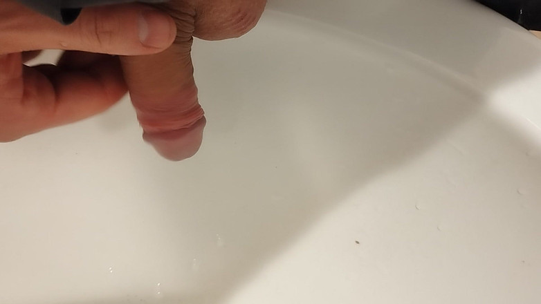 Bayer911: Piscio e pulisci il mio pene in WC nel centro...