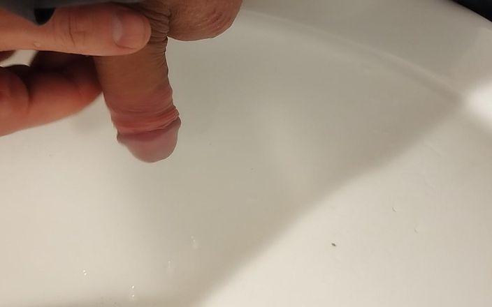 Bayer: Pișare și curăță-mi penisul de la WC în mall