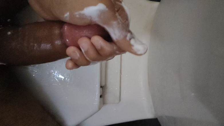 slayboy69: Mângâind pula folosind șampon și ejaculând tare