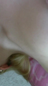 Lacey melancap dan kemudian memberikan blowjob telan