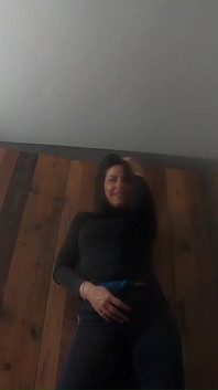 Vieni a schiaffeggiare le grandi tette di questa insegnante di miLF?