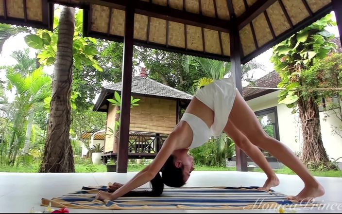 Princess Monica: Sensuele yoga in de buitenlucht in rok en blote voeten