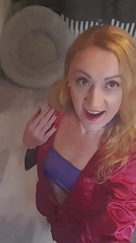 Sexy sólo šukání s análním kolíkem