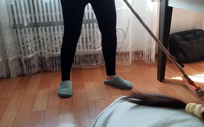 Lesbian-illusion: Annesi yerleri yıkarken kız arkadaşım amımı riskli bir şekilde yalıyor