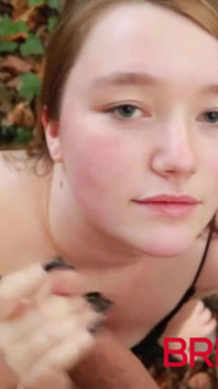 Vero diciottenne all'aperto pompino e ingoio