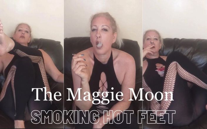Maggie Moon: Maggie Moon röker heta fötter