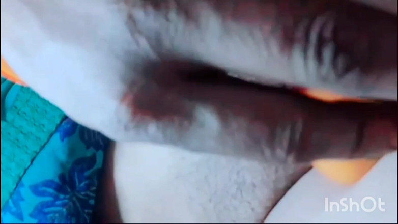 TricolorMusic3: Sexy holka masturbovala s rajčaty, masturboval jsem tím, že si dal...