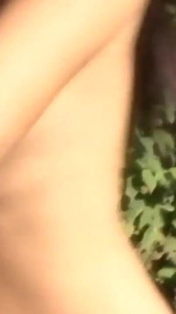 Lucy est une brune coquine qui adore se faire baiser dans le jardin par son homme