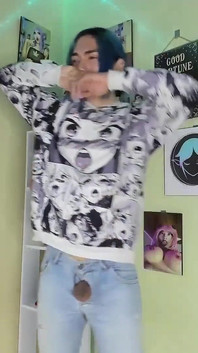 我的继父惩罚我，渴望撒尿