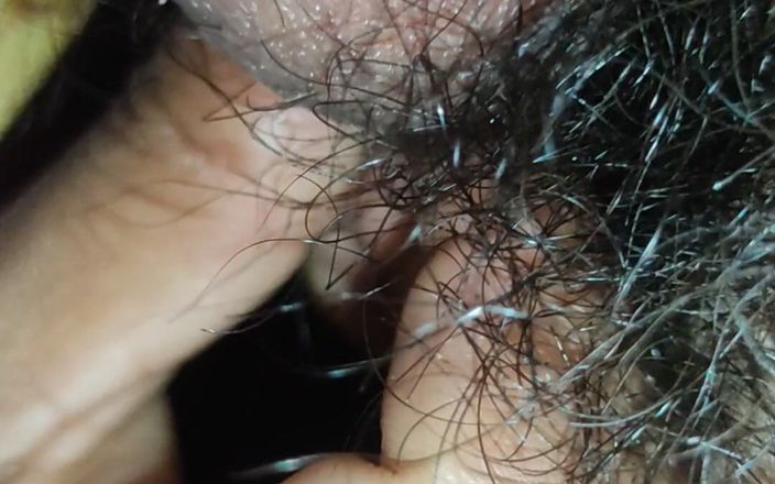 X69: Cewek sange dengan memek berbulu lagi asik nyepong kontol