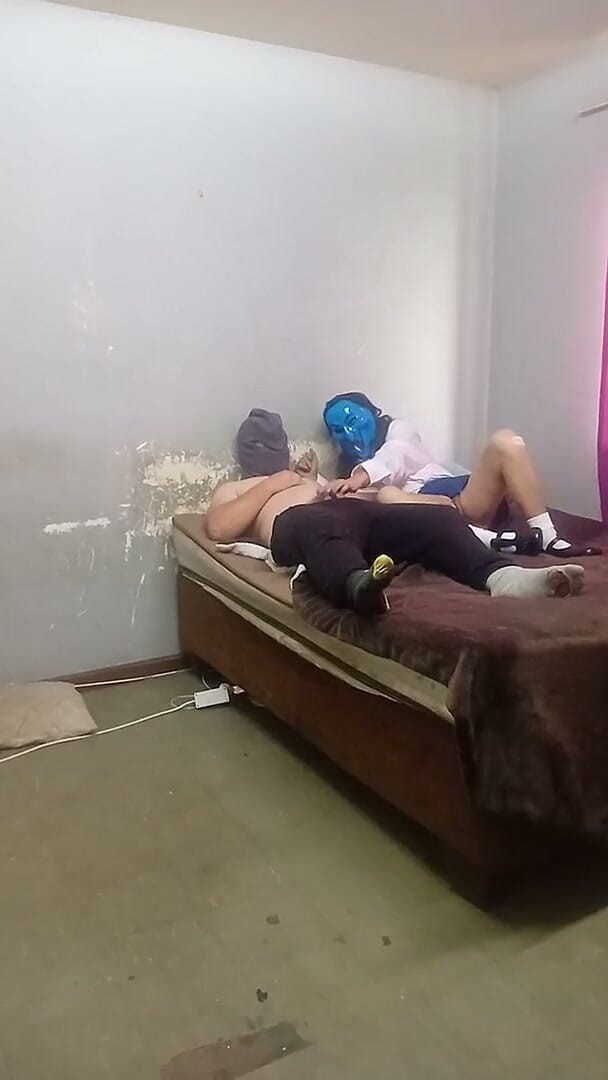 hothouse18xxx: 19歳のホットなティーンがペニスをしゃぶり、ドギースタイルとミッショナリーでセックスする制服姿で良いセックス