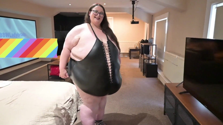 SSBBWLadyBrads: Femeie super-mare și frumoasă în costum de piele neagră și grasă