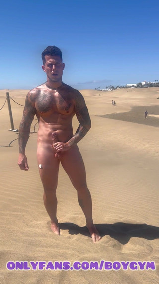 BoyGym: Cowok sange ini lagi asik mainin kontol besar cowok ini...