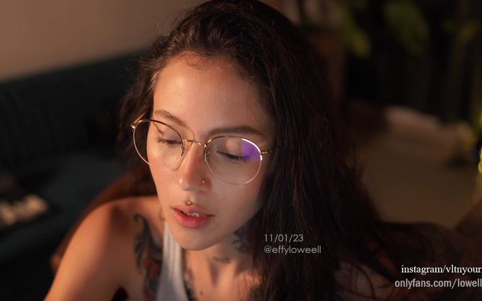 Effy Loweell studio: Красивая колумбийская модель с татуированным телом и идеальным лицом, она надевает свои очки и соблазняет тебя с как чувственный