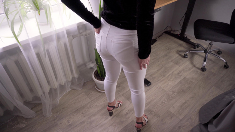 Teasecombo 4K: Sexig medarbetare i vita jeans retar trosor röv
