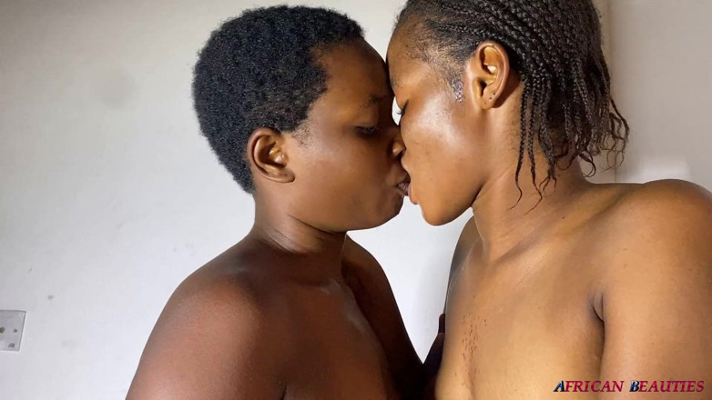 African Beauties: Heiße Lesbische Mädchen Spritzen Mühelos