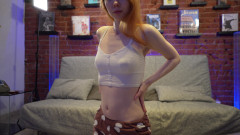 LoveHomePorn: Svůdná zrzka pro tebe masturbuje s prsty