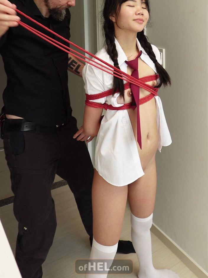 Girls of Hel: Elevă asiatică - legată și suspendată și făcută până la orgasm
