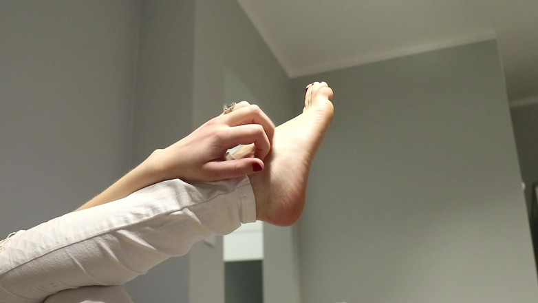 Anna Booty: Hraní nohou při sledování televize