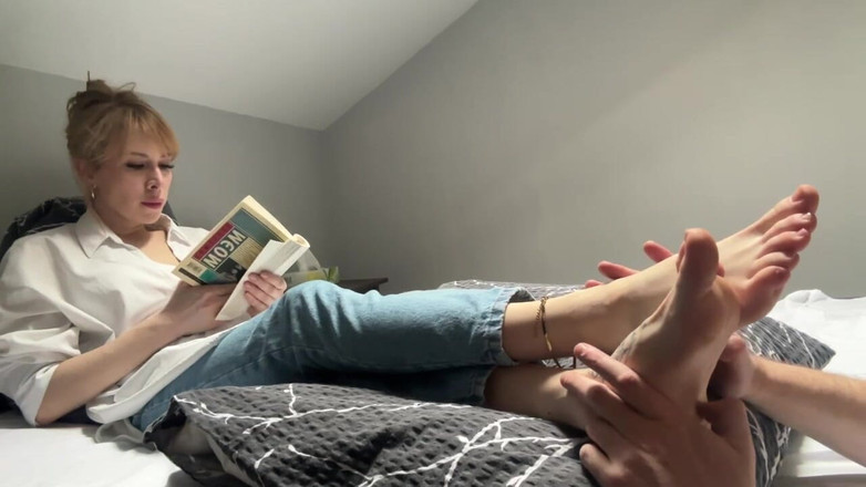 Czech Ladies: Užívám si masáž nohou a relaxuji s knihou