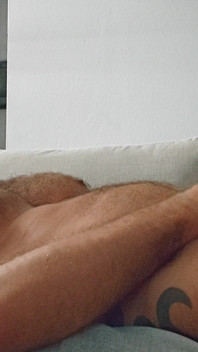 Padrastro masturbándose en sofá