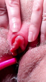 Bigclitmuse devant une caméra en direct : jeu de gros clito et taquinage en gros plan